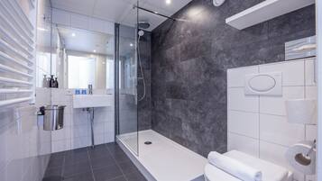 Luxury double room with balcony | Hypoallergeen beddengoed, een kluis op de kamer, een bureau, babybedden
