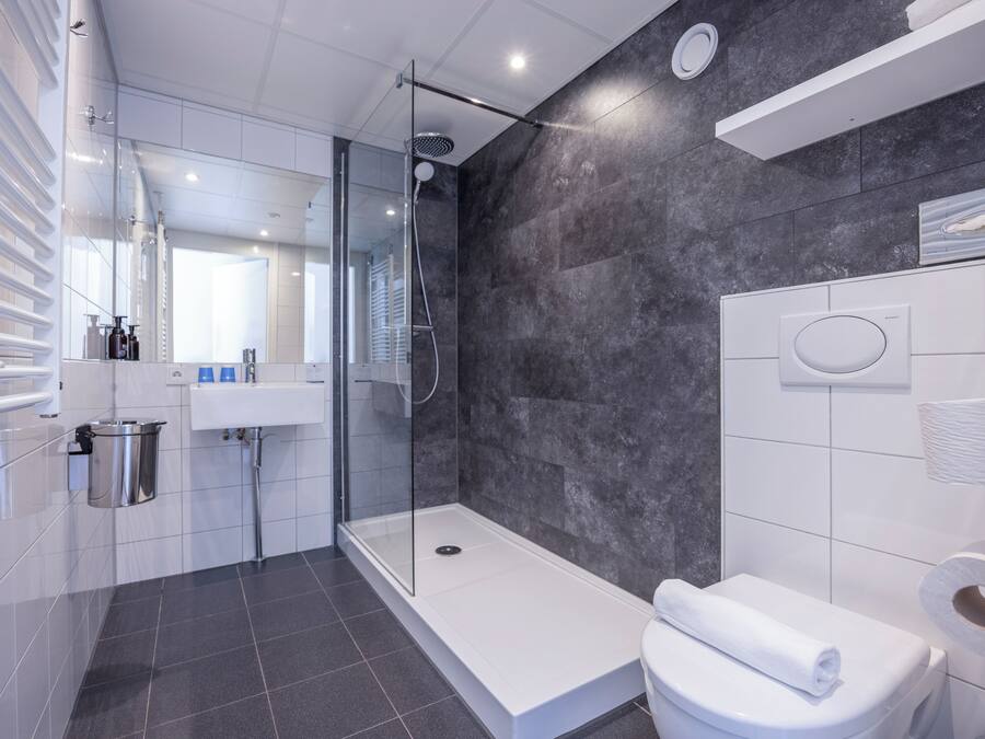 Luxury-Zimmer, Balkon (with Shower) | Allergikerbettwaren, Zimmersafe, Schreibtisch, Babybetten