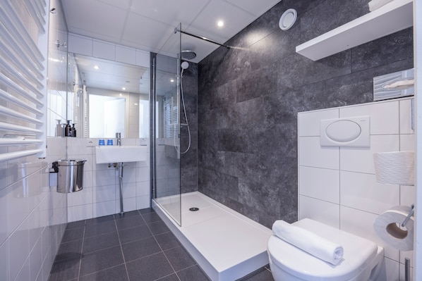 Habitación de lujo, balcón (with Shower) | Ropa de cama hipoalergénica y caja de seguridad en la habitación