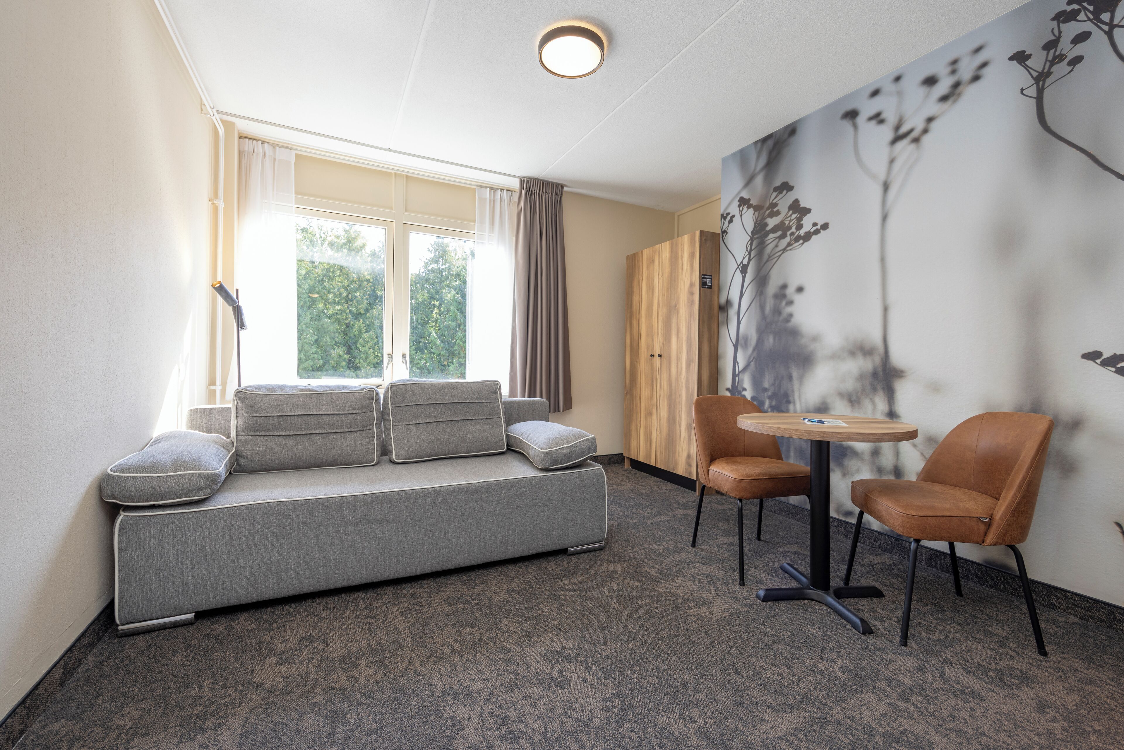 Familiekamer met Douche | Hypoallergeen beddengoed, een kluis op de kamer, een bureau, babybedden