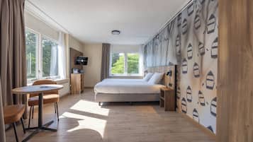 Suite junior, balcón (with Shower) | Ropa de cama hipoalergénica, caja fuerte, escritorio y cunas (de pago)