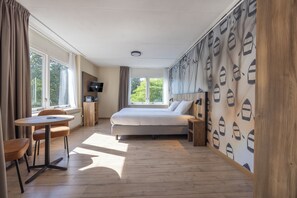 Junior-sviitti, parveke (with Shower) | Allergiatestatut vuodevaatteet, tallelokero huoneessa, työpöytä