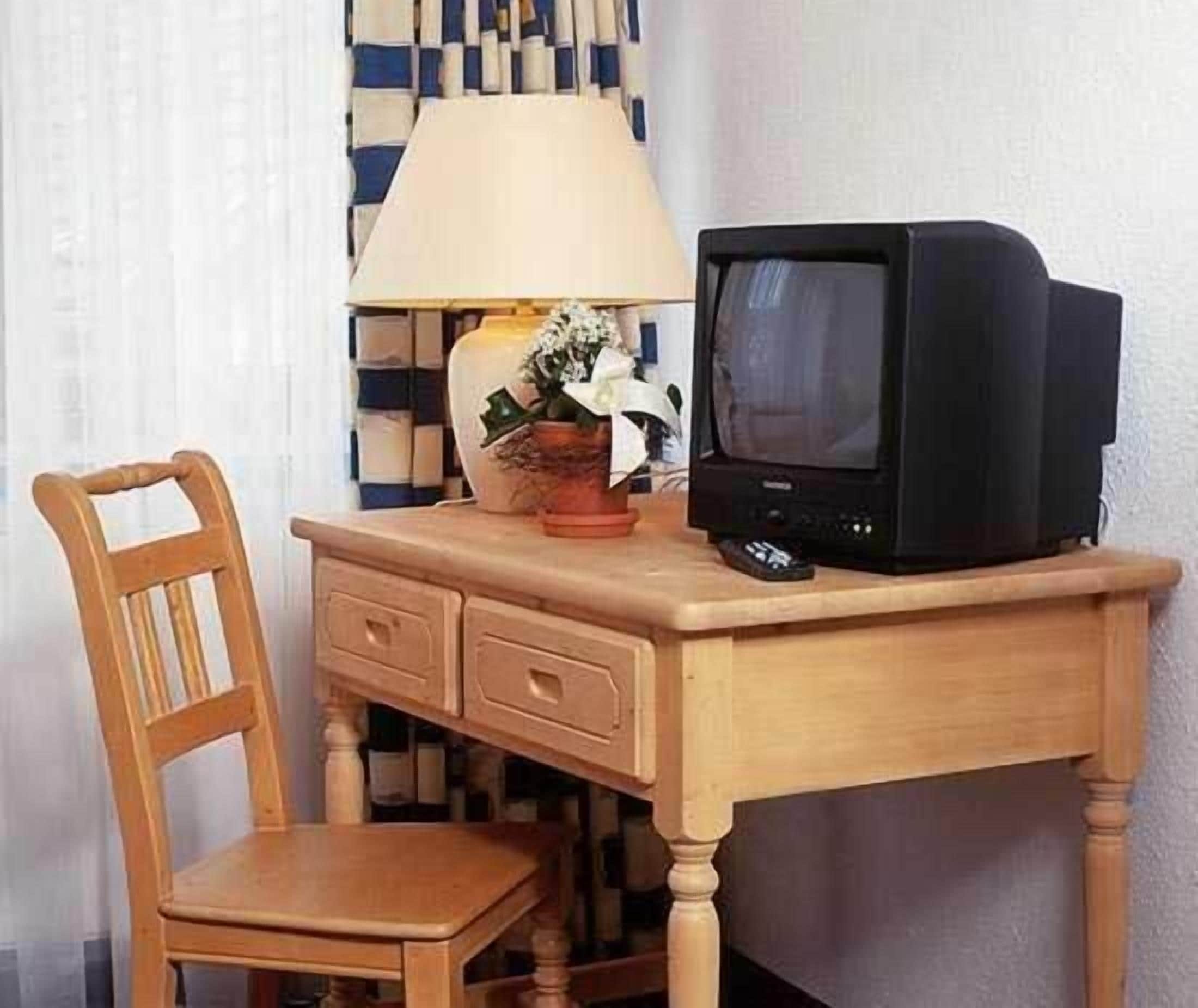 hypo-allergenic bedding, in-room safe, desk, cots/infant beds