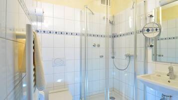 Kostenlose Toilettenartikel, Haartrockner, HandtĂŒcher