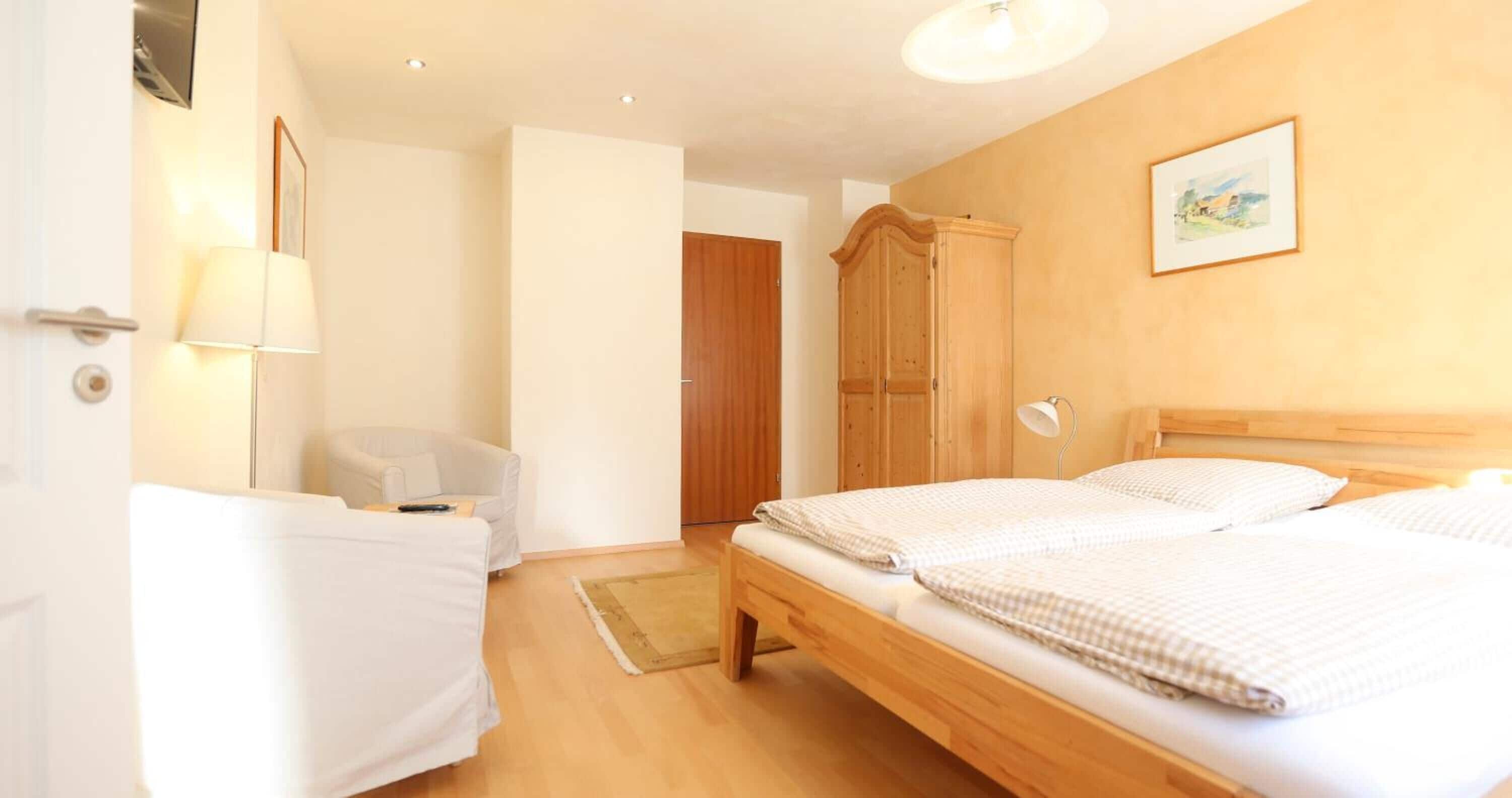 hypo-allergenic bedding, in-room safe, desk, cots/infant beds