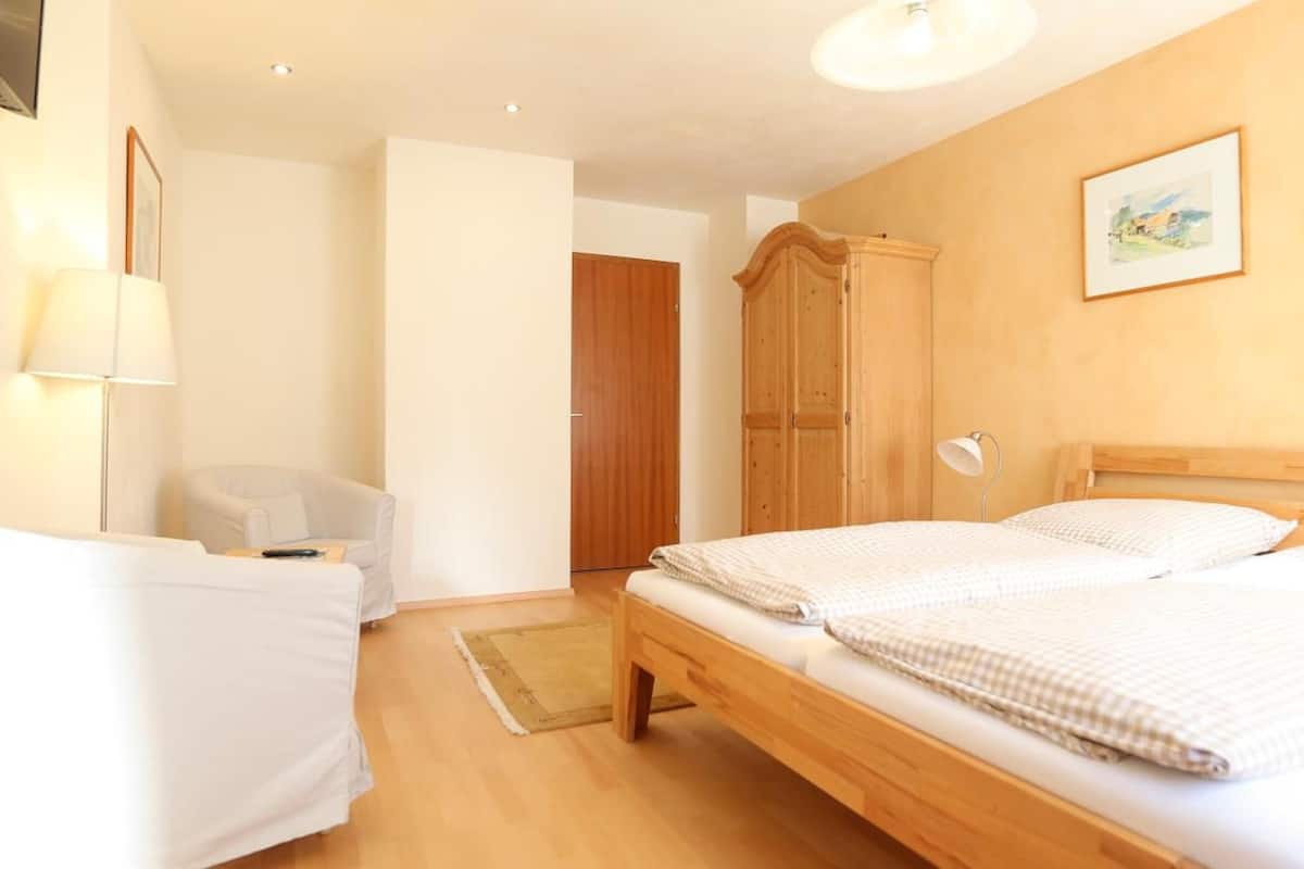 hypo-allergenic bedding, in-room safe, desk, cots/infant beds