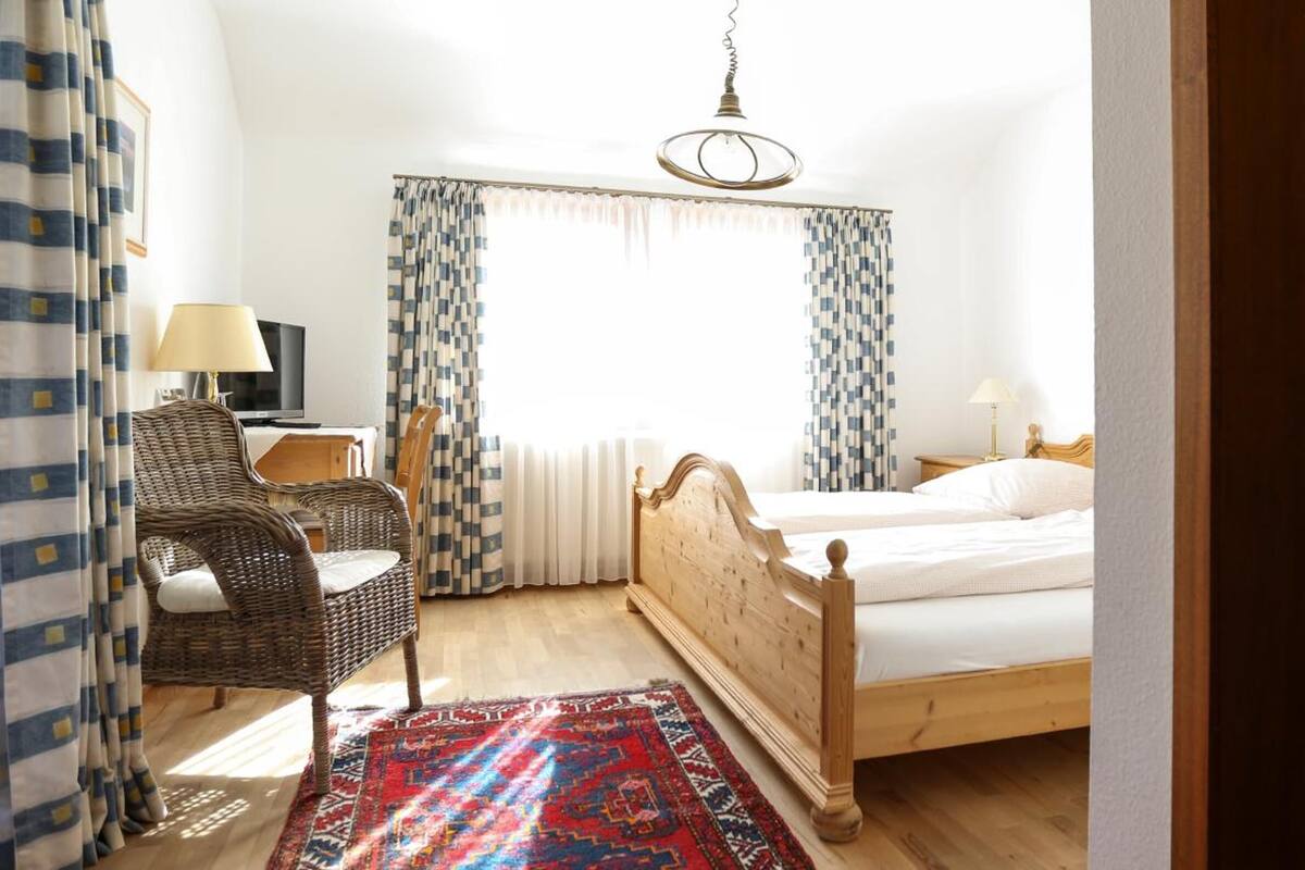 hypo-allergenic bedding, in-room safe, desk, cots/infant beds