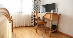 Hypo-allergenic bedding, in-room safe, desk, cots/infant beds