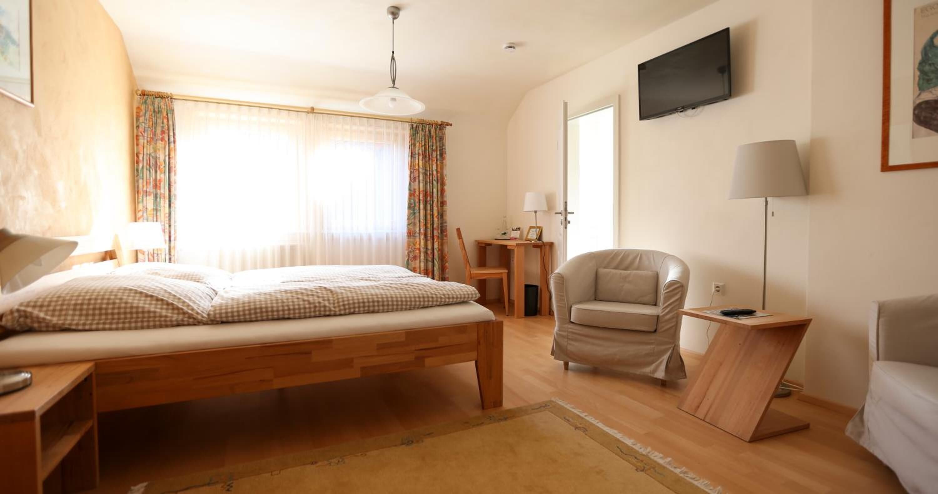 hypo-allergenic bedding, in-room safe, desk, cots/infant beds