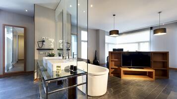 Suite | Luxe beddengoed, bedden met traagschuimmatras, een minibar