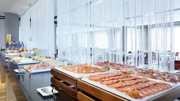 每日供應吃到飽早餐 (每人 EUR14)