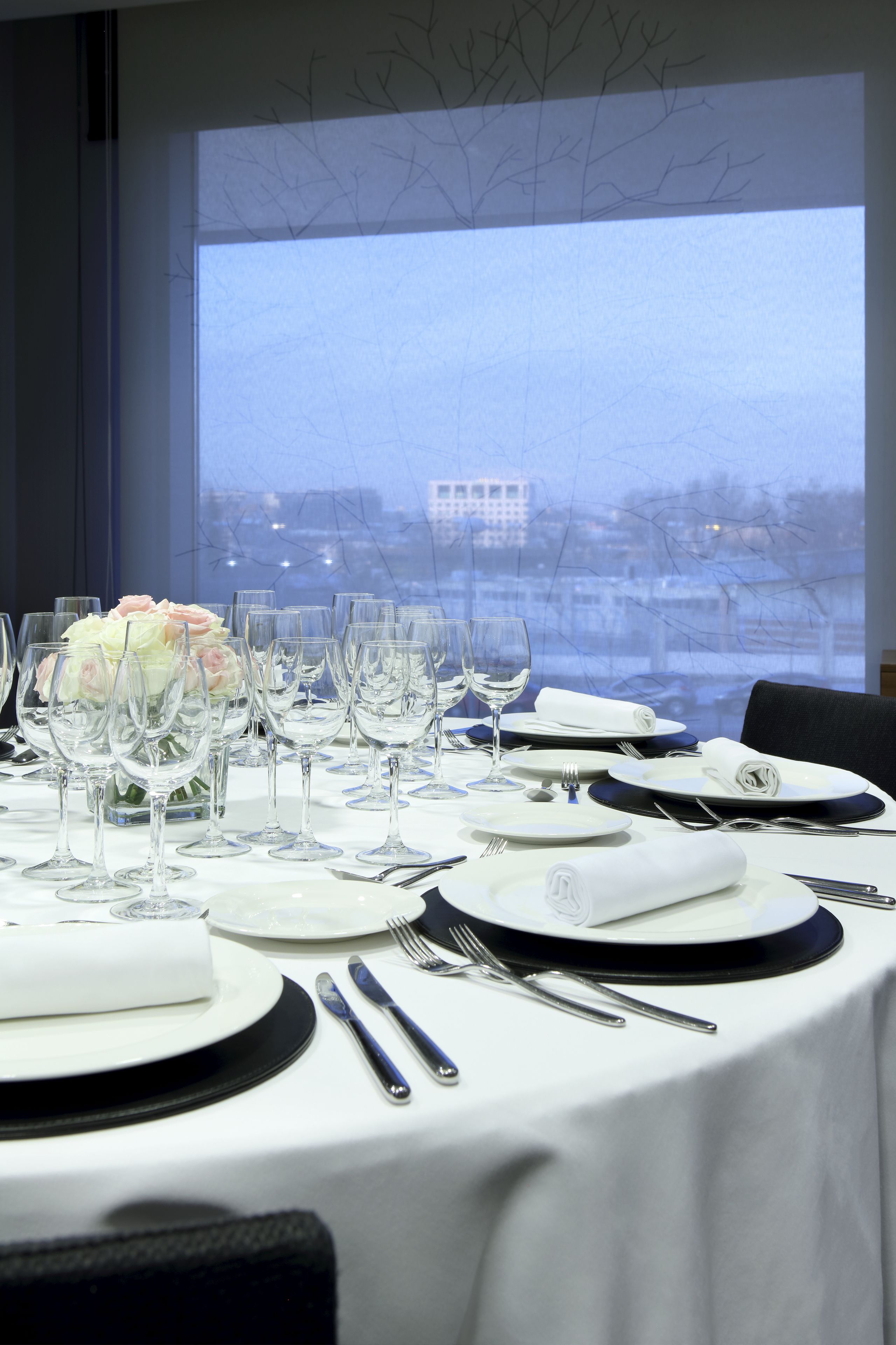 breakfast, lunch, dinner served; international cuisine