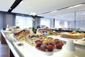 Petit déjeuner buffet (14 EUR par personne)