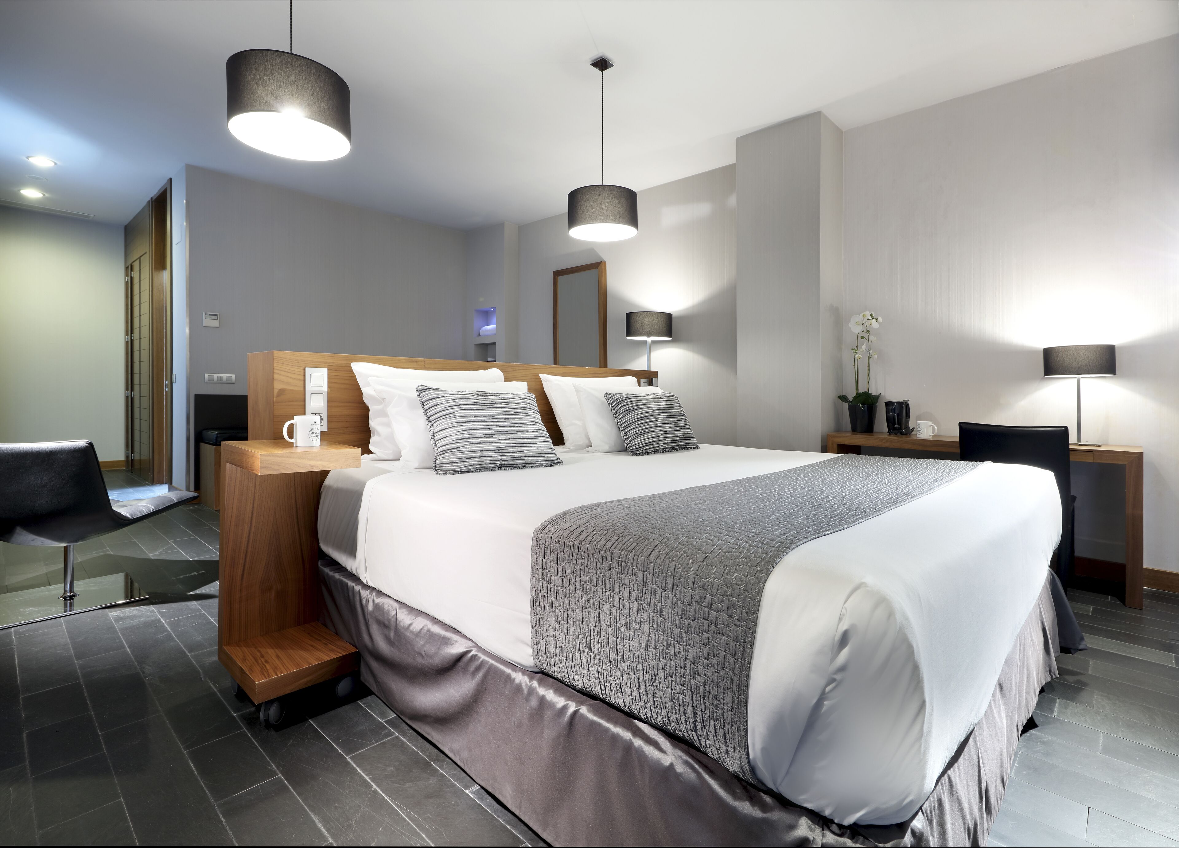Ylelliset vuodevaatteet, memory foam -patjalliset sängyt, minibaari