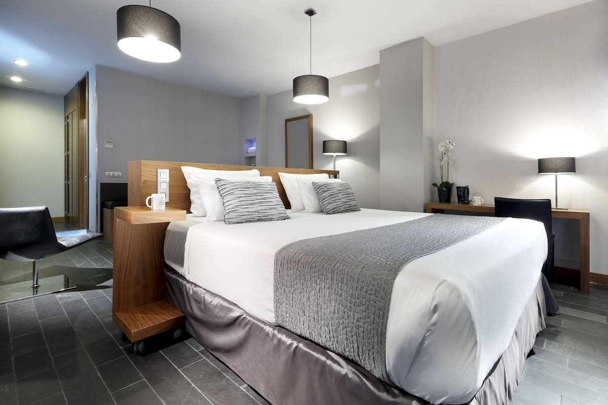 Hochwertige Bettwaren, Betten mit Memory-Foam-Matratzen, Minibar
