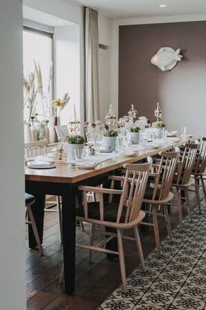 Petit déjeuner, déjeuner et dîner servis sur place