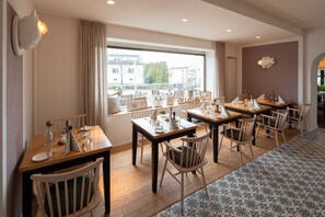 Breakfast, lunch, dinner served; Regional cuisine 