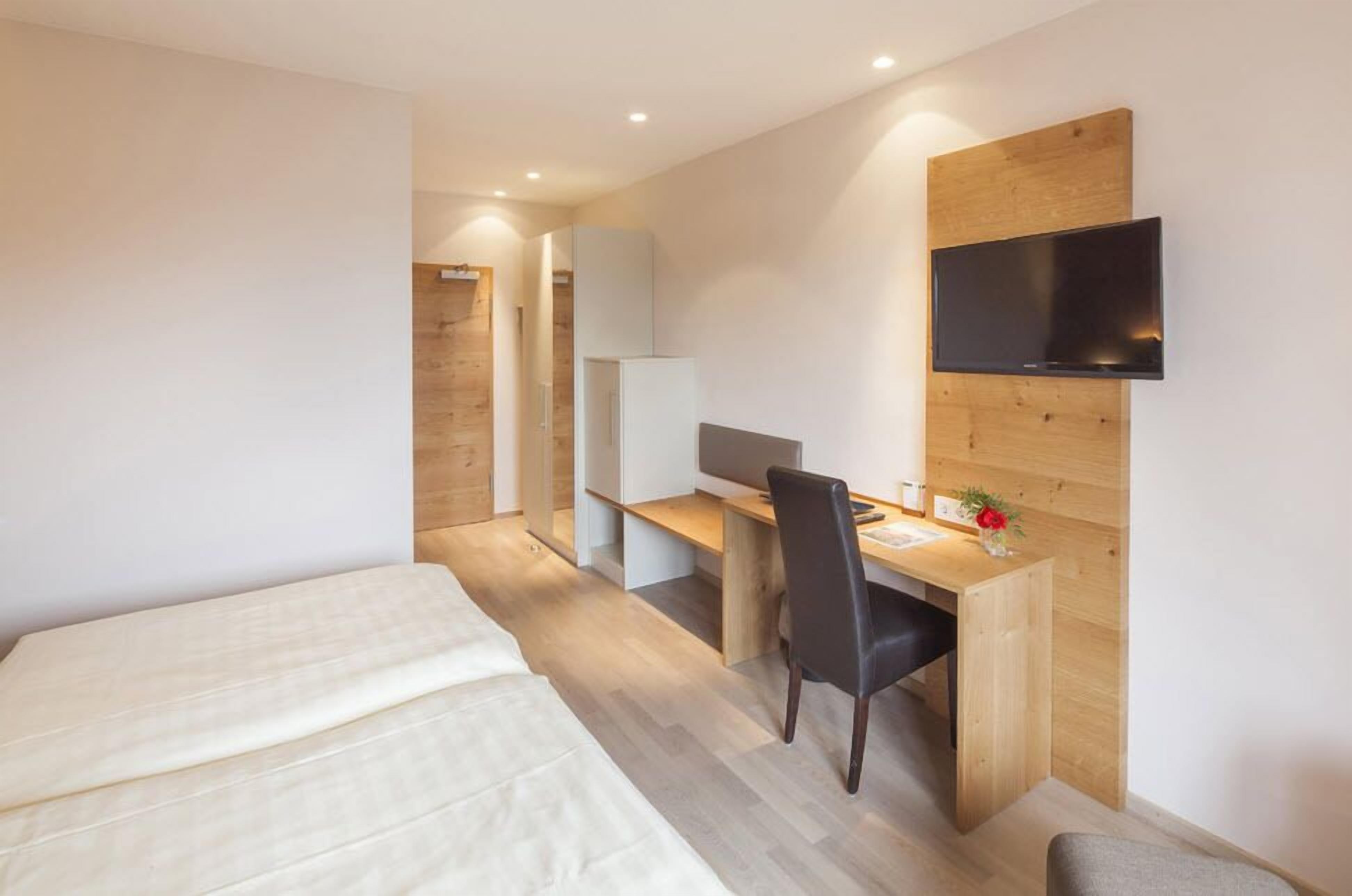 comfort double room, 1 bedroom | 1 bedroom, hypo-allergenic bedding, minibar, in-room safe