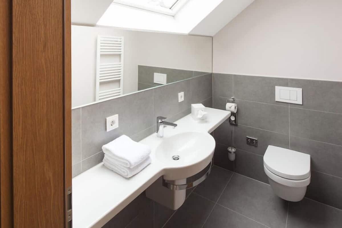 comfort double room, 1 bedroom | bathroom | bathrobes, towels