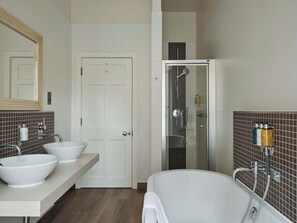 Luxury Double or Twin Room | Bathroom | Designer toiletries, hair dryer, towels - Montagu Place Hotel (London)