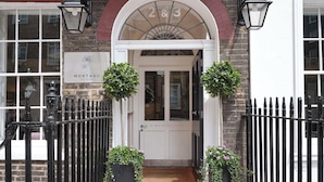 A traditional building entrance with a sign reading "MONTAGU PLACE". - Montagu Place Hotel (London)