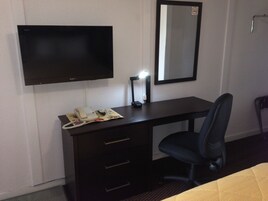 Escritorio, cortinas blackout y sistema de insonorización 