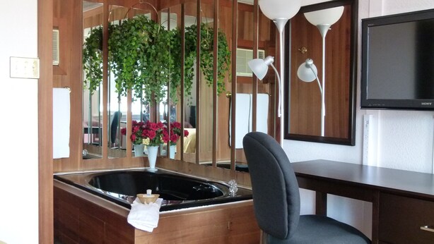 Comfort Suite, 1 Queen Bed, with Spa | デスク、遮光カーテン、防音設備、アイロン / アイロン台