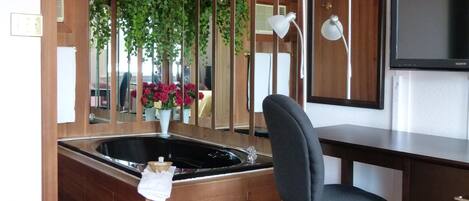 مكتب وستائر تعتيم وتجهيزات عازلة للصوت ومكواة/لوح كي