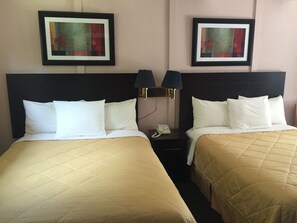 Escritorio, cortinas blackout y sistema de insonorización 