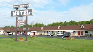 BBQ/picnic area - Country Squire Motel (Arnprior)