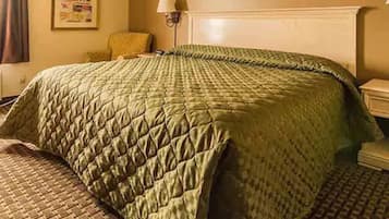 Schreibtisch, VerdunkelungsvorhĂ€nge, BĂŒgeleisen/BĂŒgelbrett