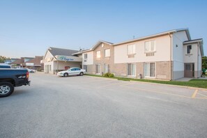 Exterior - The Village Inn (Centre Wellington)