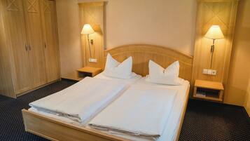 Standard Double Room | Peralatan tempat tidur premium, peti besi dalam bilik, meja