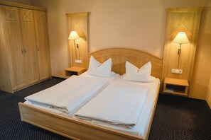 Standard Double Room | Premium bedding, in-room safe, desk, soundproofing - Landhotel Hirschen (Oberwolfach)