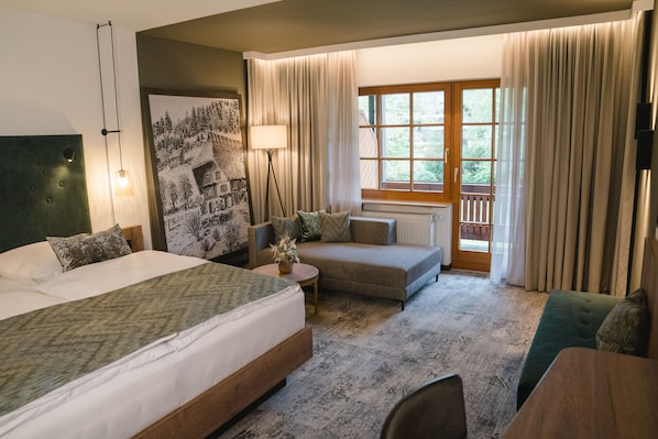 Habitación doble Confort | Área de sala de estar | Televisión LED