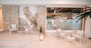 Een binnenzwembad, open van 07.00 uur tot 22.00 uur, en ligstoelen