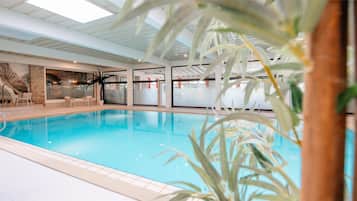 Piscina coperta, con ingresso dalle 07:00 alle 22:00, lettini