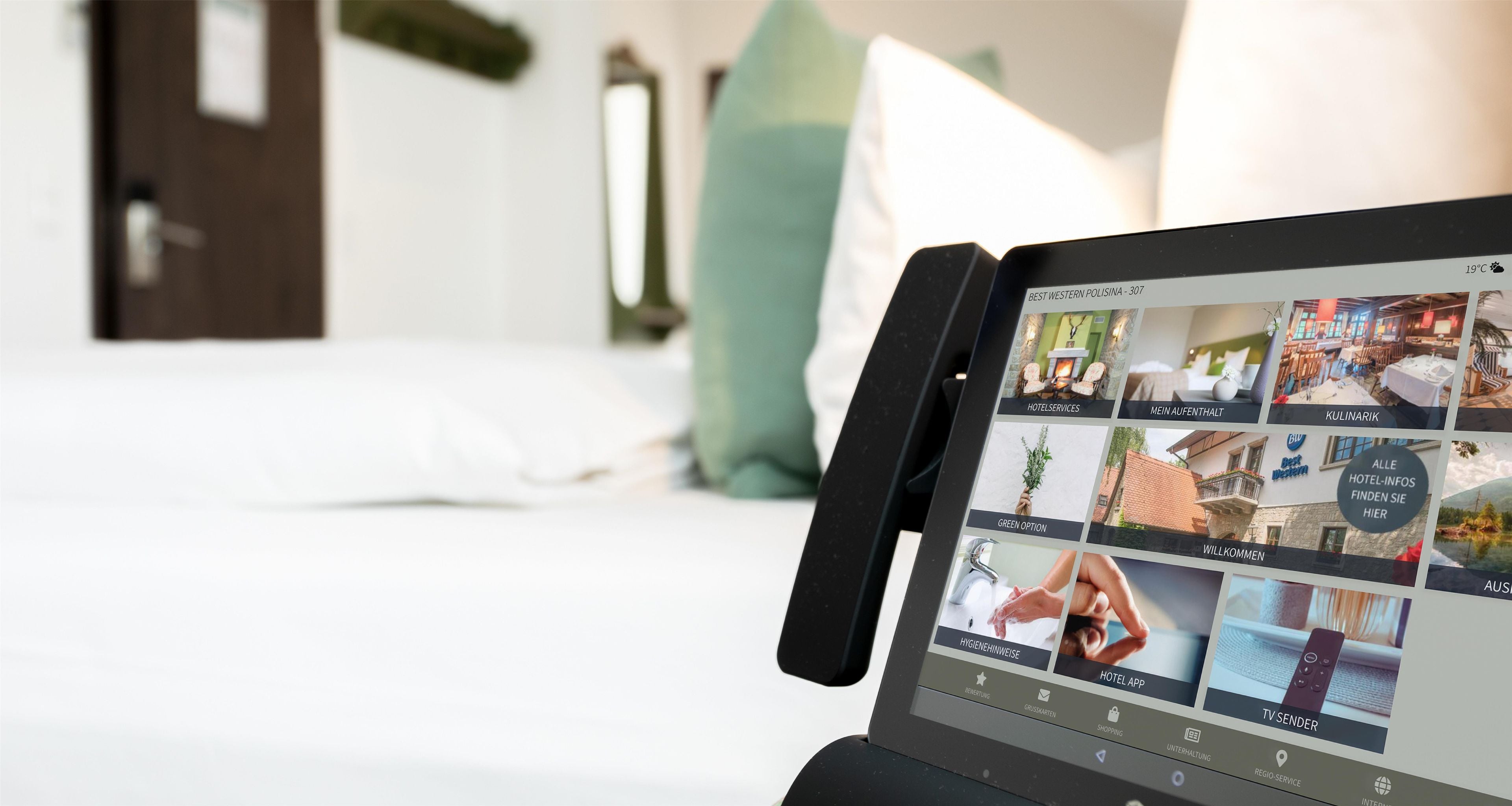 Una tableta mostrando una aplicación de hotel con diversas secciones como servicios, comodidades e información.