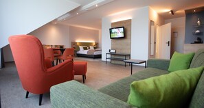 Estúdio standard, 1 cama de casal (Larger Room;with Sofabed) | Cofres nos quartos, individualmente mobiliados, cortinas blackout