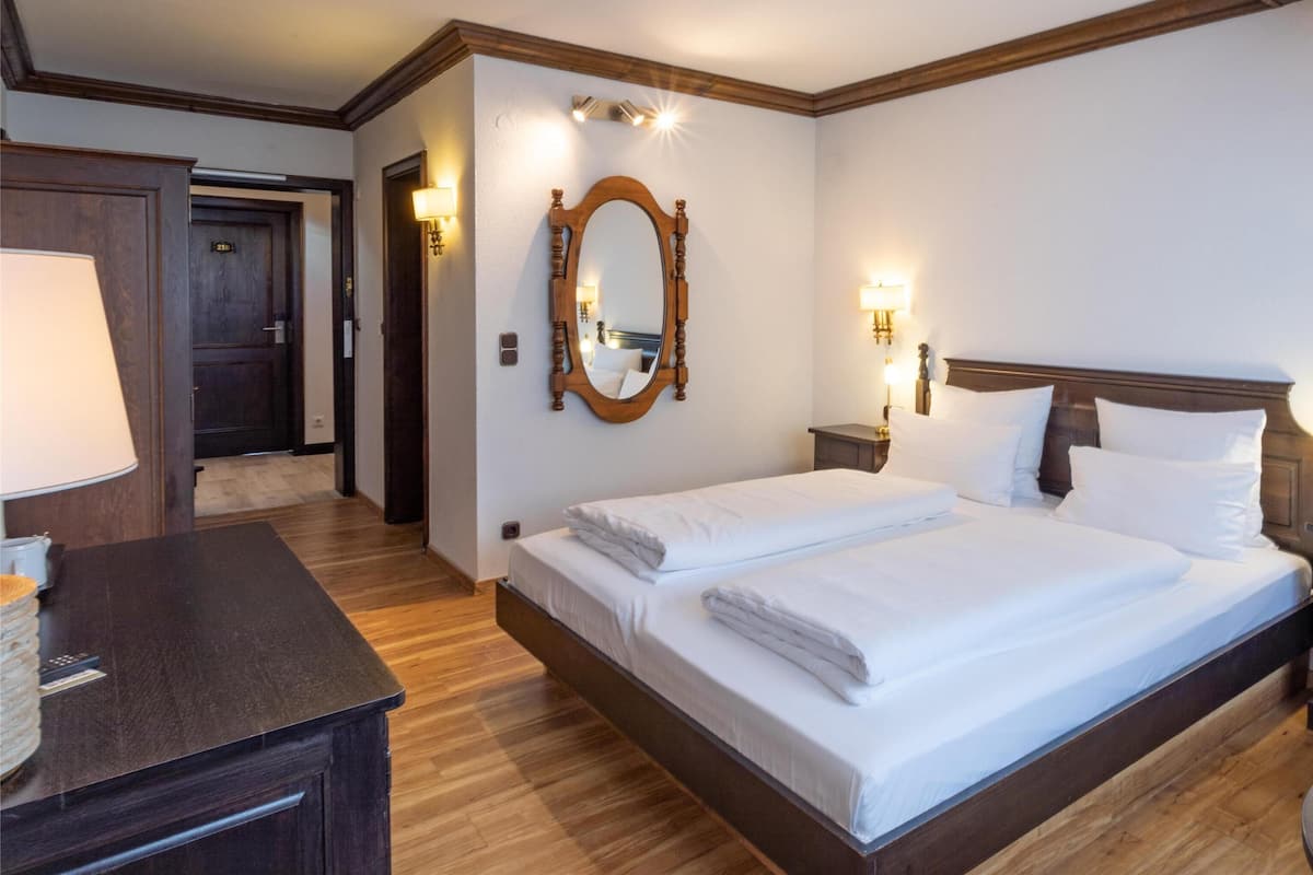 Standard Room, 1 Double Bed | In-room safe, individually furnished, blackout drapes, cribs/infant beds