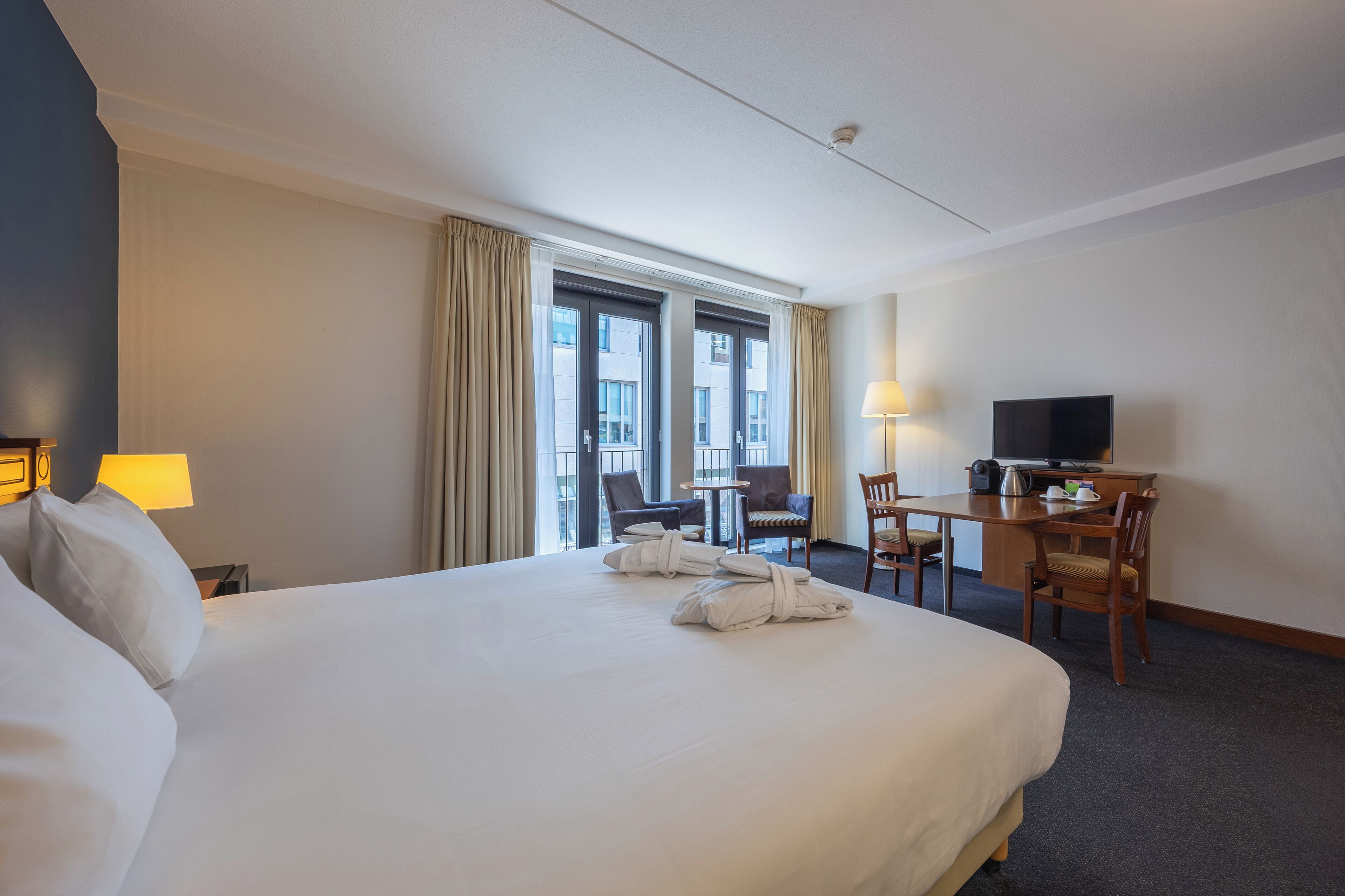 executive room | minibar, in-room safe, desk, blackout curtains