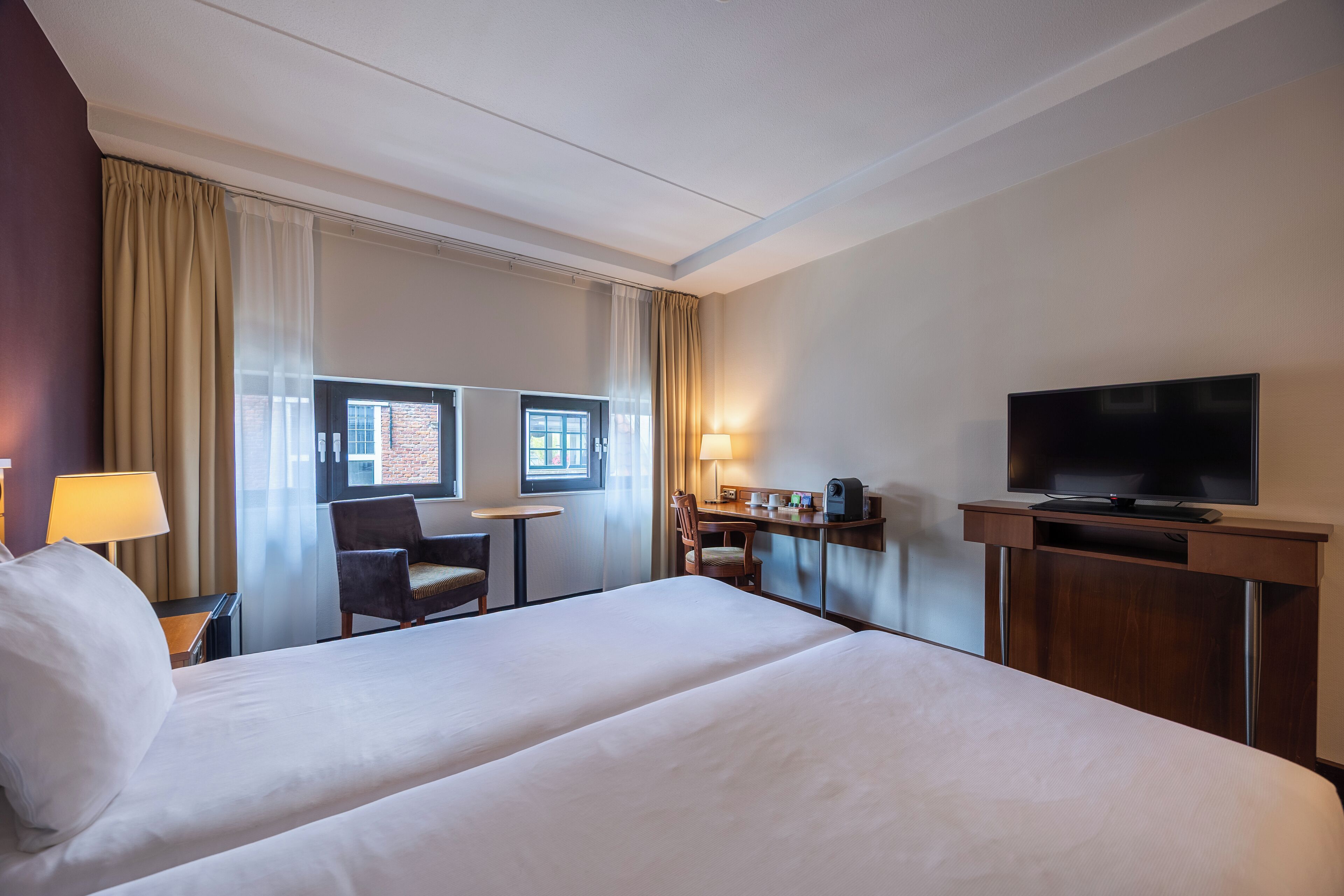 deluxe room | minibar, in-room safe, desk, blackout curtains