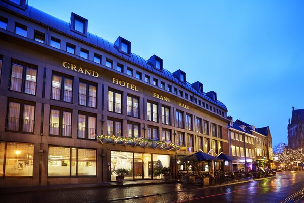 Fachada de la propiedad por la tarde o noche