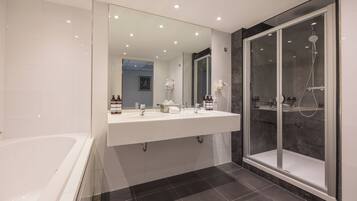 Junior-Suite | Badezimmer | Duschwanne, umweltfreundliche Kosmetikartikel, Haartrockner, Handtücher