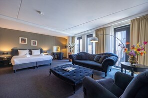 Junior suite | Een minibar, een kluis op de kamer, een bureau, verduisterende gordijnen