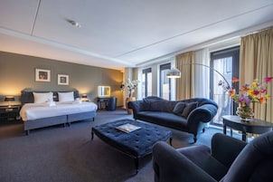 Minibar, caja de seguridad en la habitación y escritorio 