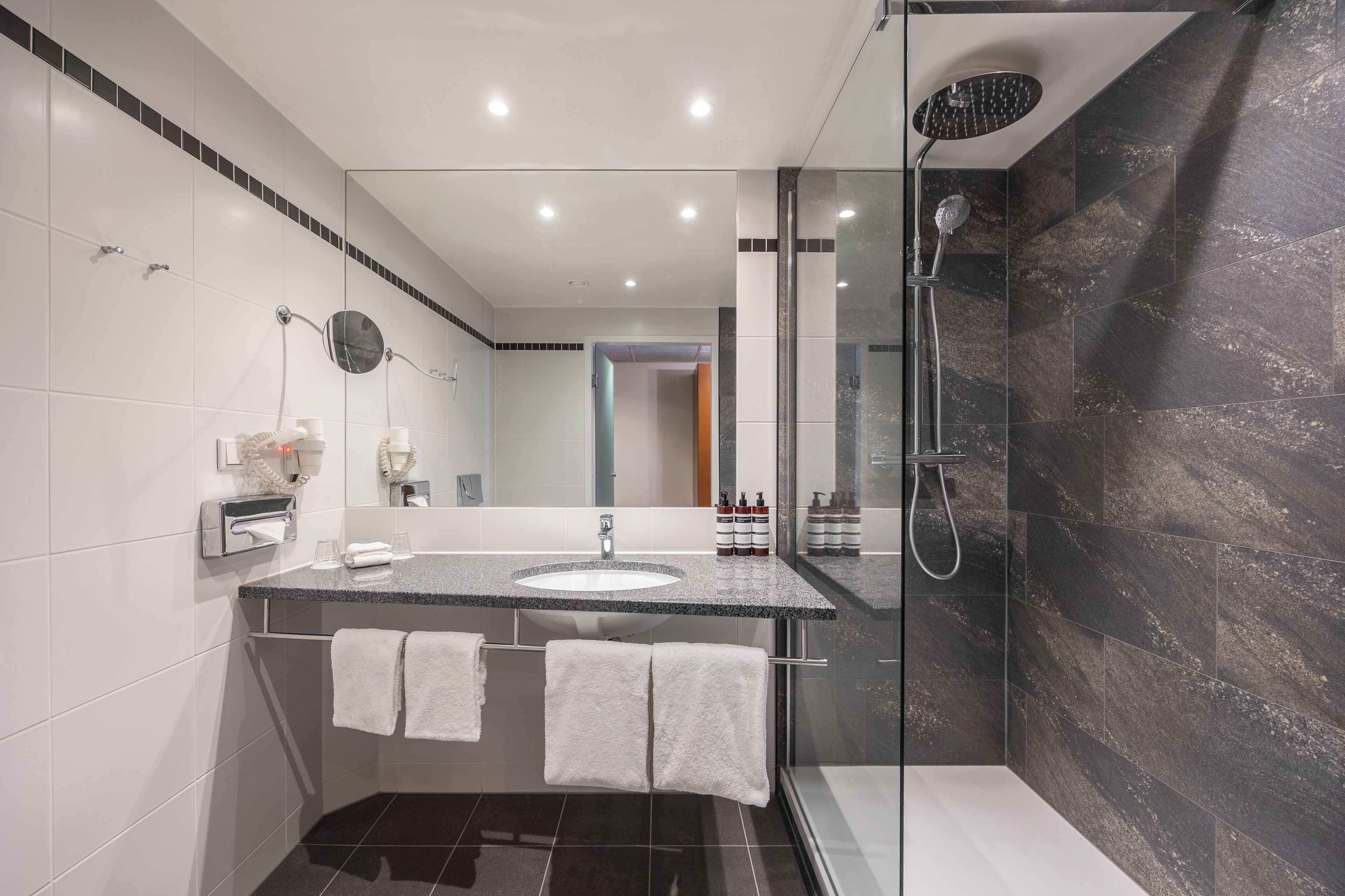 combined shower/bathtub, eco-friendly toiletries, hair dryer, towels