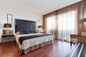 Suite (living room) | Hochwertige Bettwaren, Daunenbettdecken, Select-Comfort-Betten, Minibar