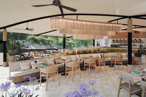 Spécialités Cuisine méditerranéenne, vue sur la piscine