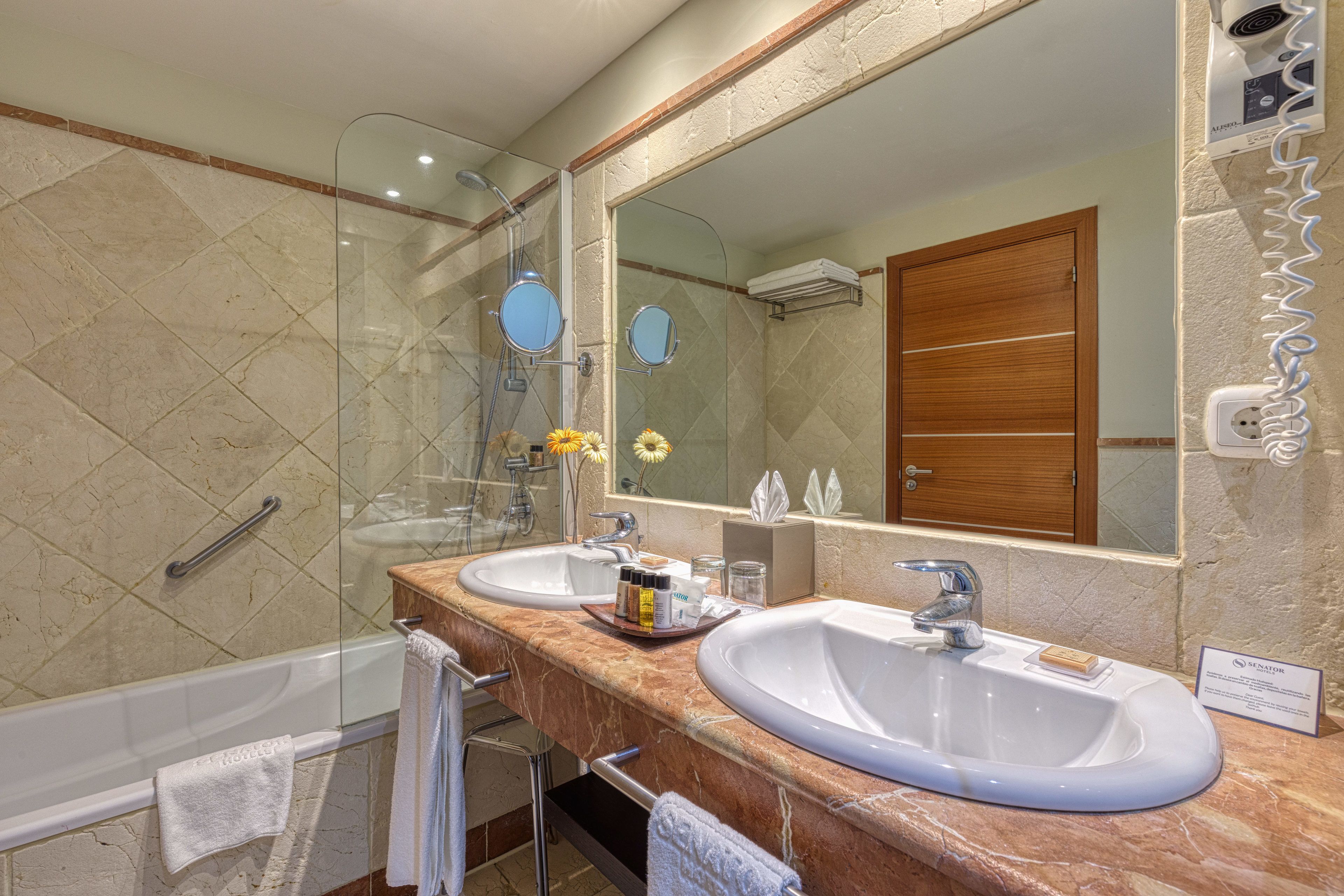 Tina con regadera, amenidades de baño ecológicas, secadora de cabello 